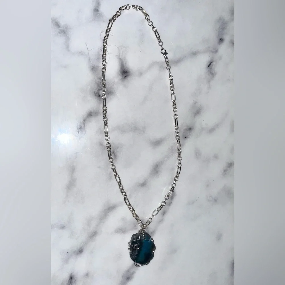 Women’s stone pendant and chain necklace​​